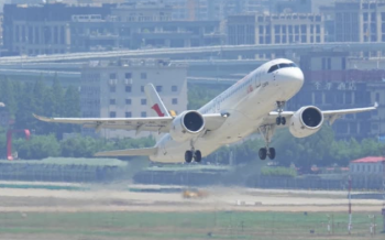 China presentó su primer avión comercial para competir con Boeing y Airbus